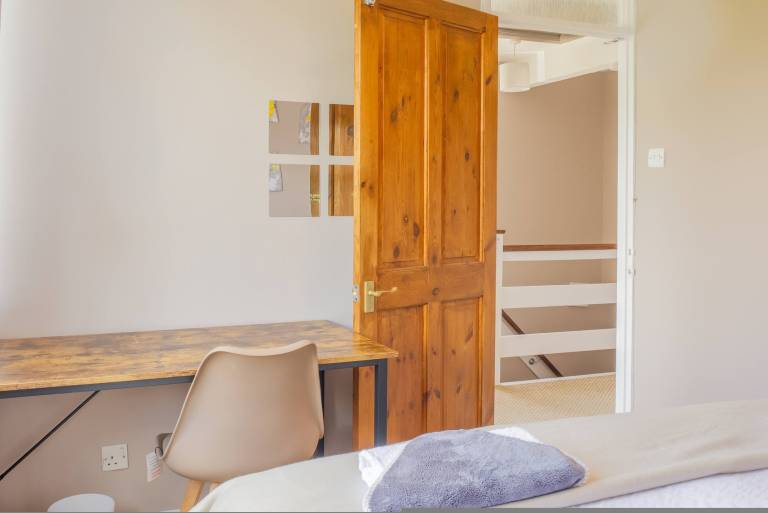 Spacious 4-Bed House Guildford Free Parking — photo 3