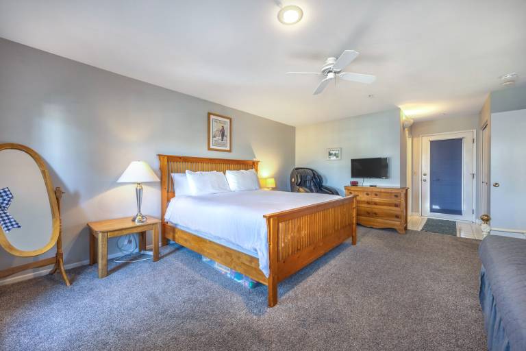 Family-friendly pleasant condo with patio | Dogs allowed — photo 2