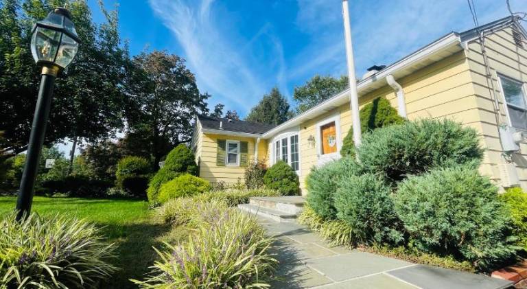 Private Estate, Walk to Princeton Downtown, 3-Bedrooms 2-Bath with Free Parking — photo 4