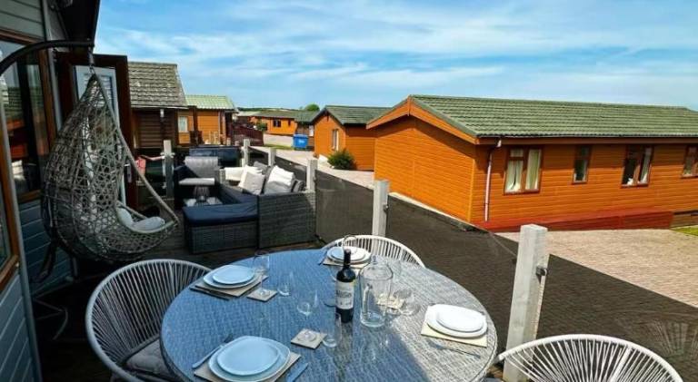 Lodge with yard & terrace — photo 5