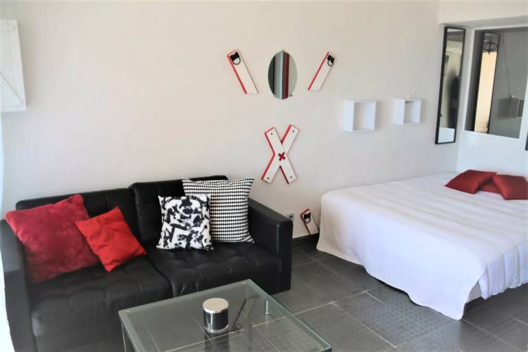 Studio with patio — photo 4