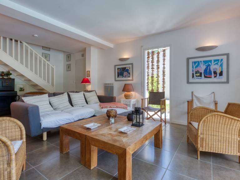 Fully equipped charming vacation home with private pool, yard & barbecue | Pets allowed — photo 4