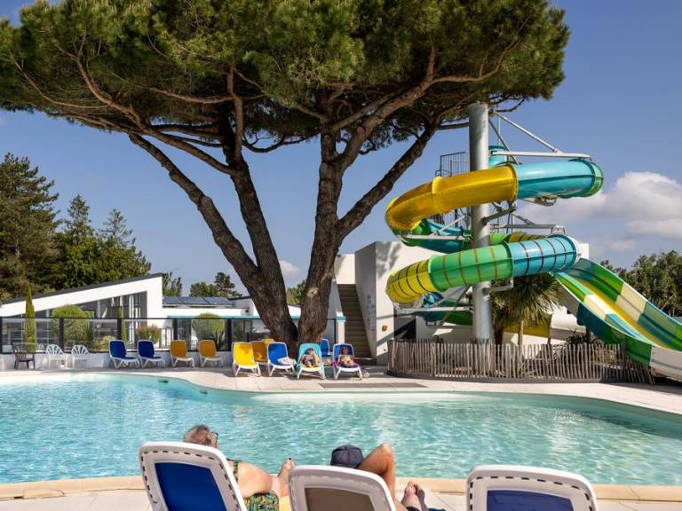 Mobile home with patio & heated pool in Saint-Hilaire-de-Riez
