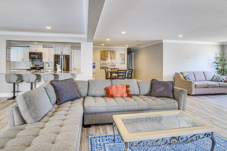 Steps to Bayshore Blvd! snowbird retreat w/ Pool in Tampa, FL
