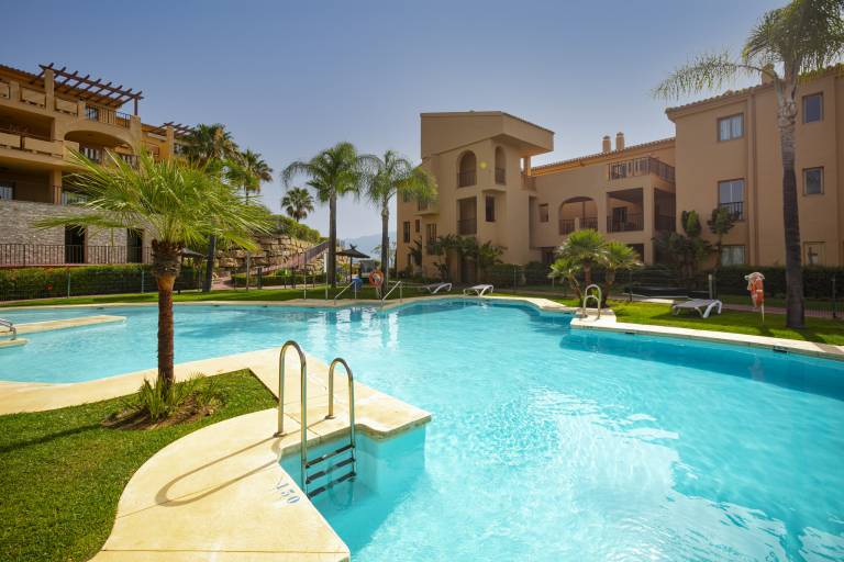 Fully equipped pleasant rental apartment with heated pool, patio & garden | Pets allowed — photo 3