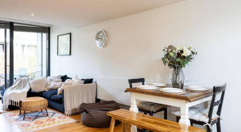 Stylish & Modern 3BR Home - Garden, Parking & PS5 in Salford