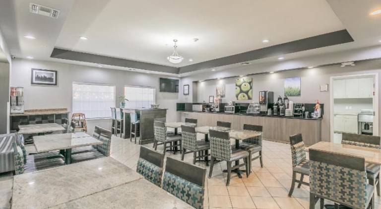 La Quinta Inn & Suites by Wyndham Granbury — photo 5