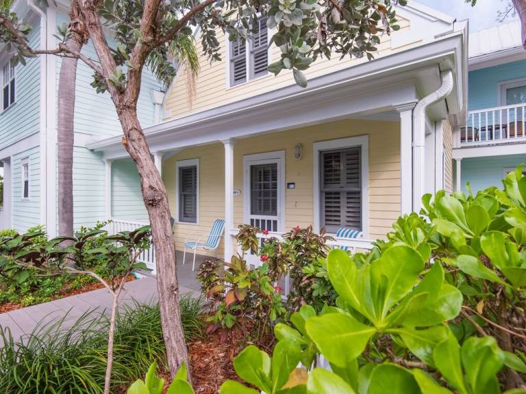 Cottage with barbecue, heated pool & yard | Next to Mallory Square | Garden view — photo 5