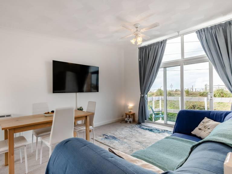 Cottage with garden | Water view — photo 3
