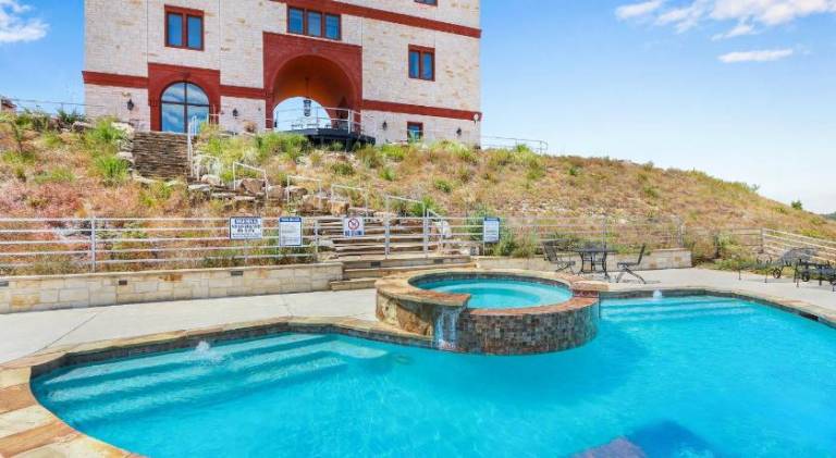 Rental apartment with jacuzzi & pool — photo 3