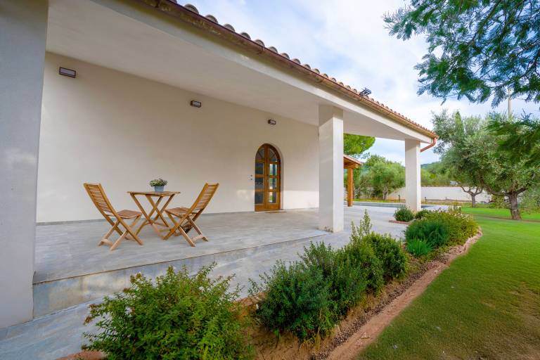 Fully equipped lovely villa with private pool, patio & yard | Pets allowed — photo 3