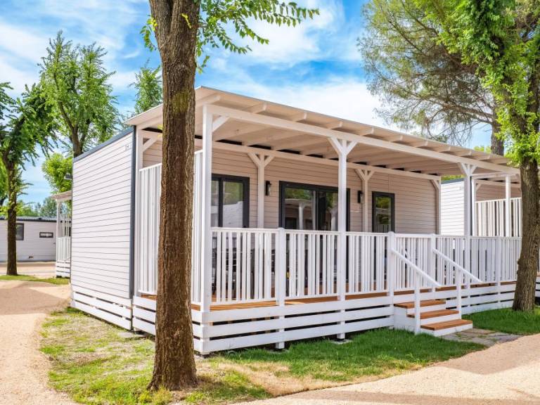 Mobile home with terrace & pool — photo 4