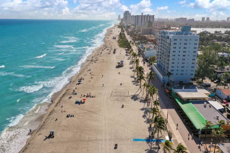 Bright 1BR aparthotel near beach w free parking