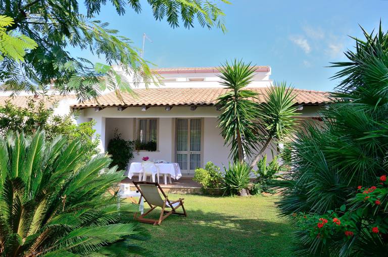 Villa with grill & yard | Sea view — photo 2