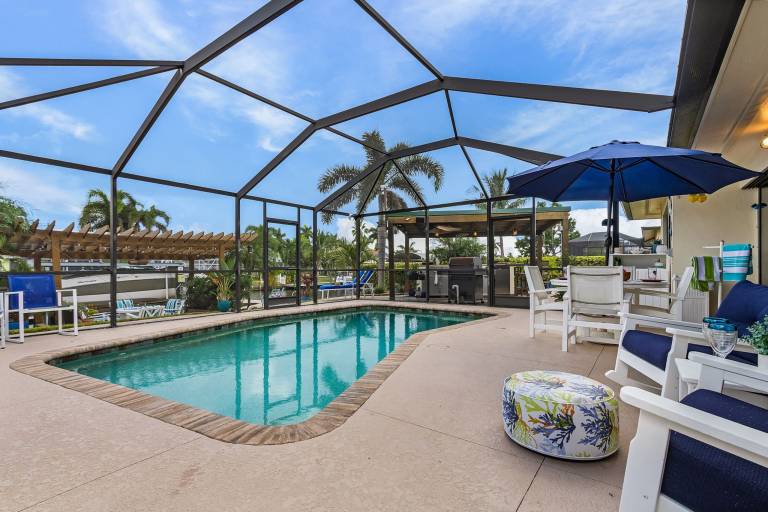 Waterfront Bliss with Saltwater Pool, Hot Tub & Dockside Fire Table – Kathy's Cottage - Roelens — photo 2