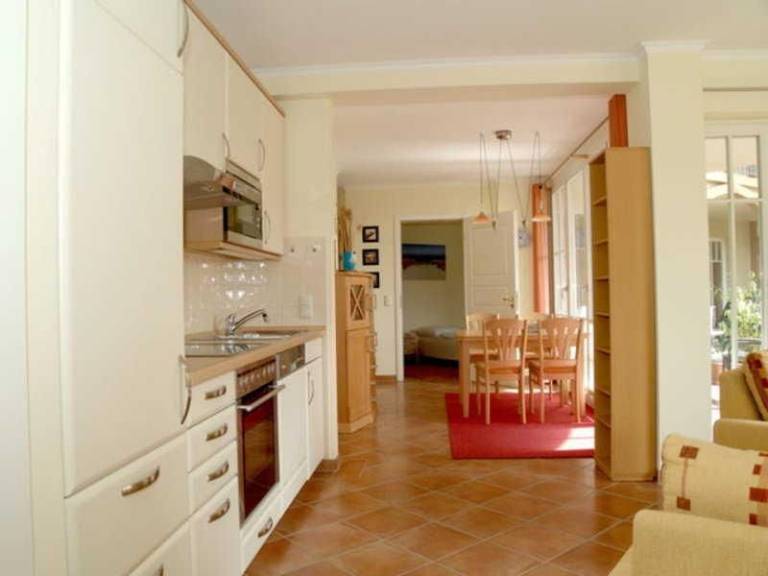 Lichtdurchflutete 55 m² Ferienwohnung mit Terrasse für 4 Personen & Hund in Kuehlungsborn