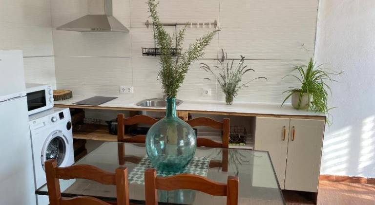 Apartment with patio, garden & barbeque — photo 3