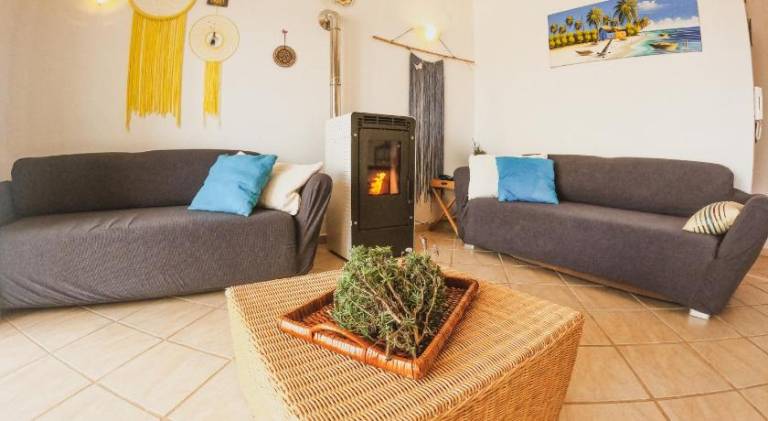 Vacation home with patio, BBQ & yard — photo 2