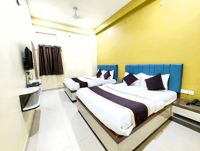 Goroomgo Medhya Grand Varanasi Indian Only Best location Near Shree Kashi Viswanath Temple and Ganga in Tola