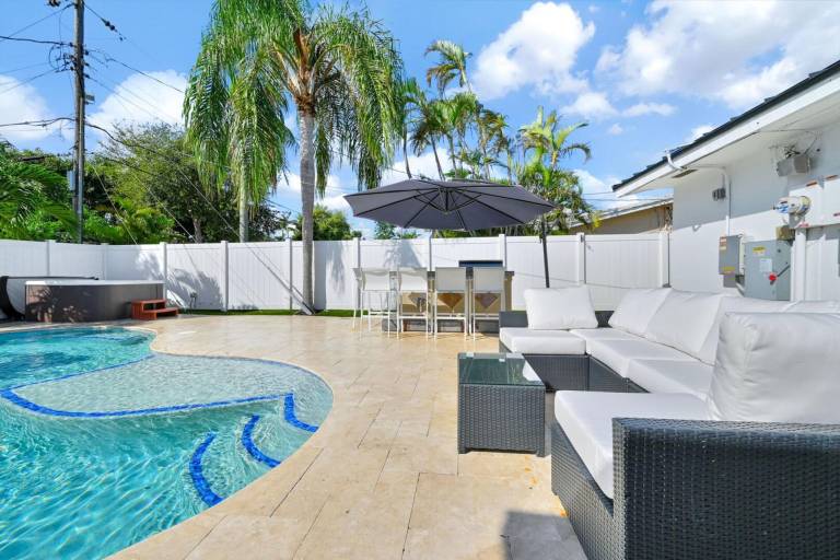 2260 4 Bed 3 Bath Lighthouse Point Waterside Retreat