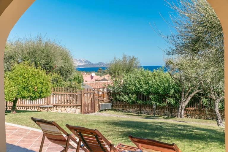 Vacation home with yard, patio & barbecue | Garden view — photo 3