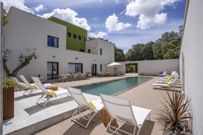 Family-friendly villa with yard, terrace & private pool | Pool view | Pets allowed — photo 3