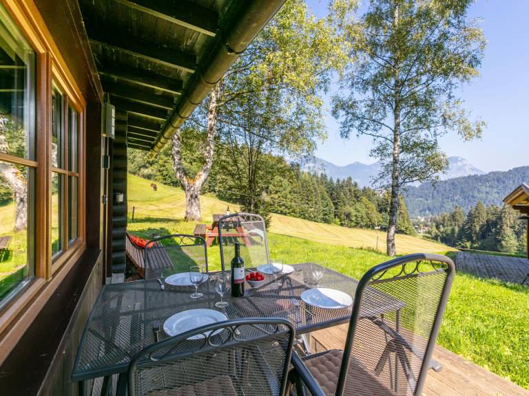Chalet with patio & yard — photo 2