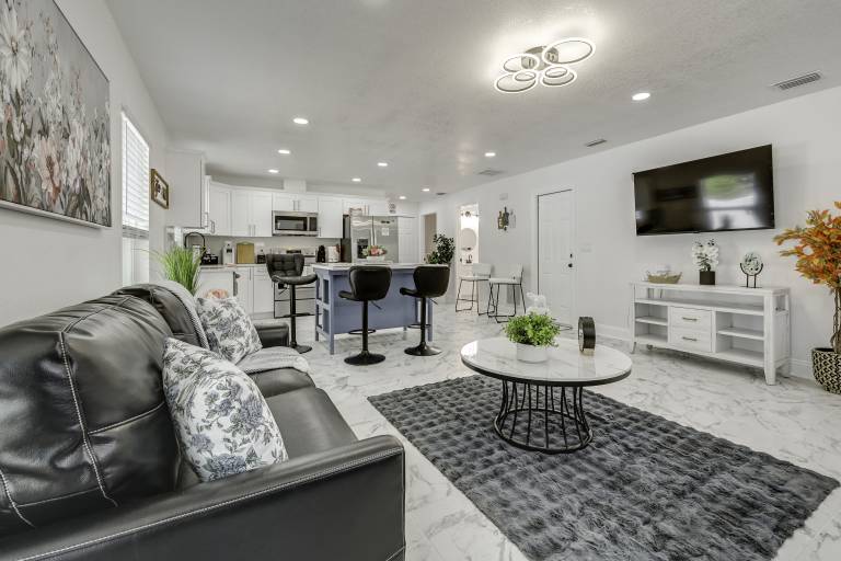 Tampa Home w Yard 6 Mi to Busch Gdns