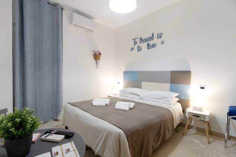 Room 'Ginevra - Camera 4' with Wi-Fi and Air Conditioning in Bari