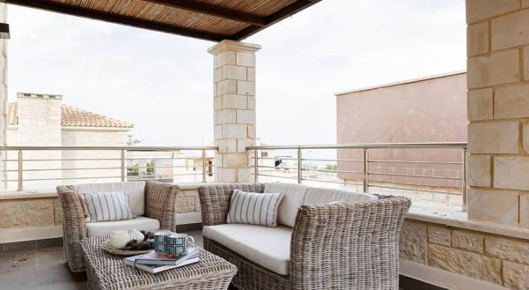 Contemporary Maisonette with Sea View Roof Terrace — photo 2