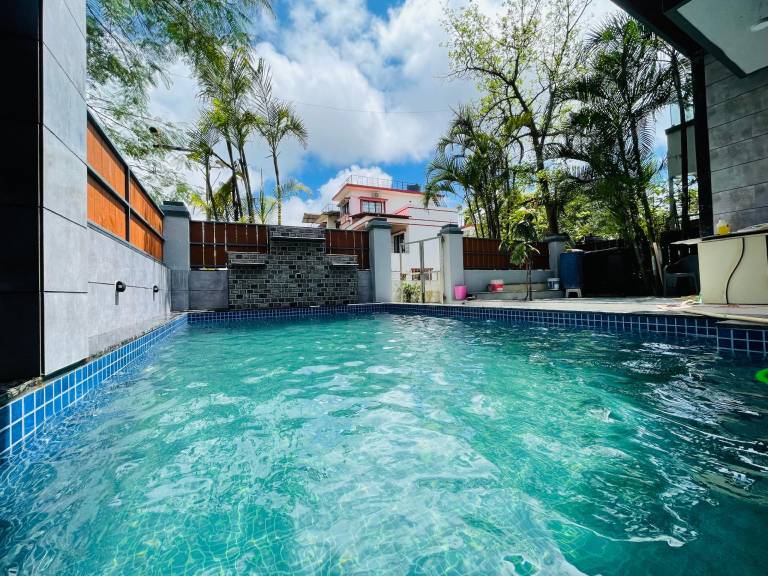 Bungalow with pool & yard — photo 3