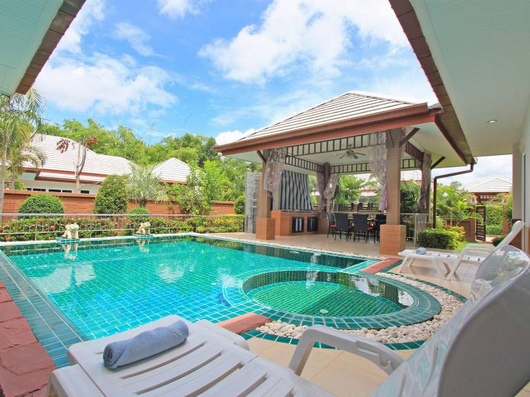 Villa with hot tub & pool in Chonburi