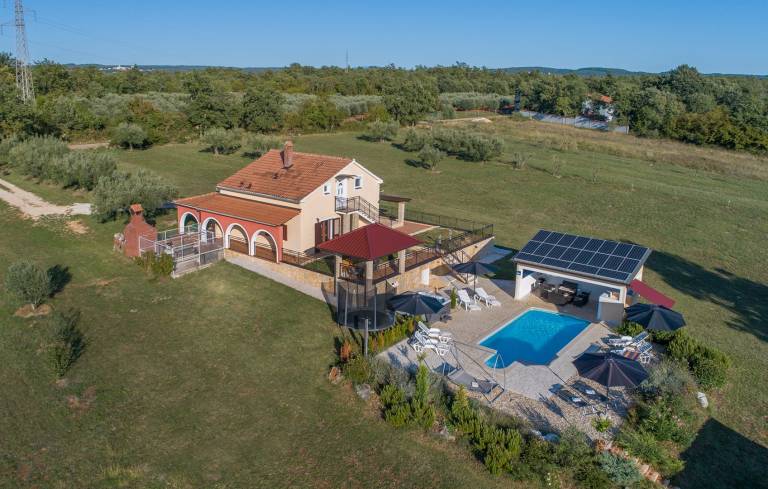 Villa with yard, barbecue & hot tub — photo 5