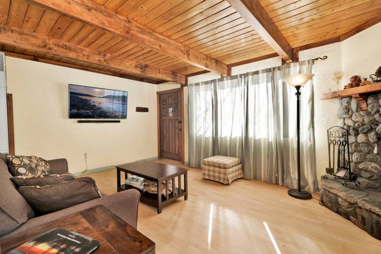 Aeroplane Gambrel Chalet- Adorable Airport Retreat Cottage — photo 3