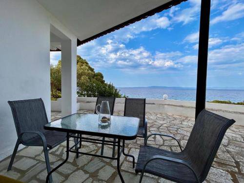 Fava's Villa on the Rocks — photo 2