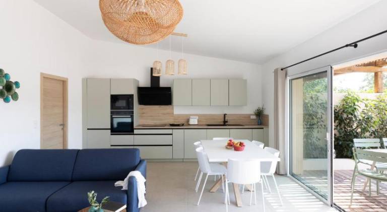 Beautiful serviced apartment with pool & yard | Beach nearby | Pets allowed — photo 4
