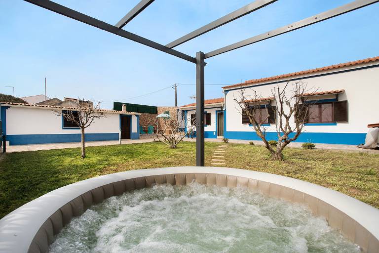 Holiday Home 'Bouros's Cliff' with Private Garden, Wi-Fi and Air Conditioning in Leiria