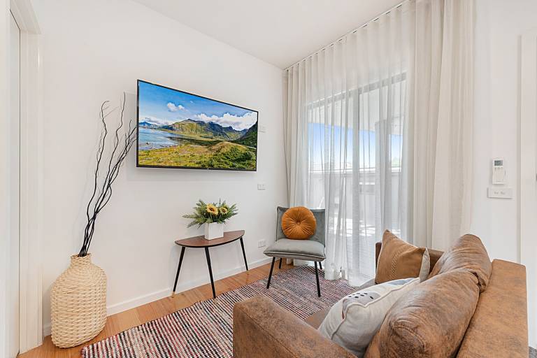 Gorgeous 3 Bed House with Spacious Shared Backyard