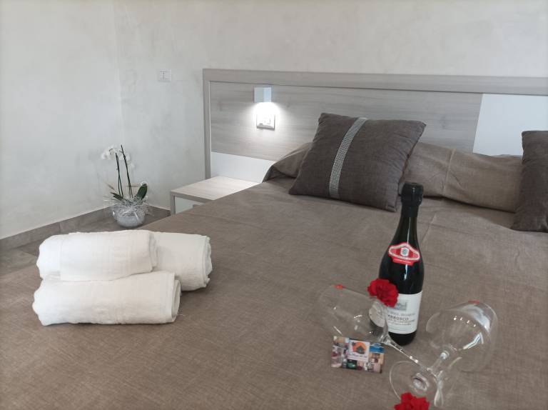 Rental apartment with terrace, garden & pool | City view — photo 4