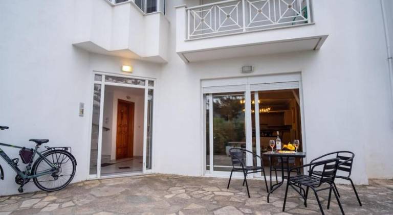 House with patio & yard | Dogs allowed — photo 4