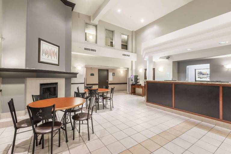 Super 8 By Wyndham Sainte Agathe Des Monts — photo 3