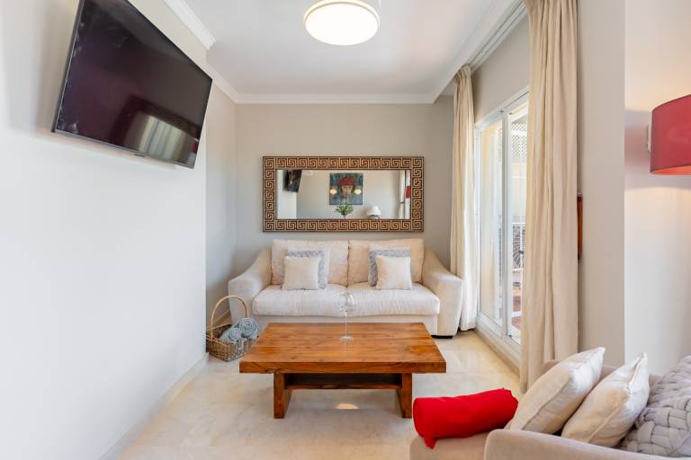 Apartment 'Lechuza Elviria Marbella 2' with Shared Pool, Wi-Fi and Air Conditioning — photo 4
