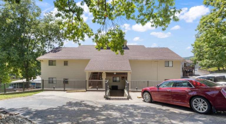 House with pool & jacuzzi | Pets are welcome in Lake Ozark, MO