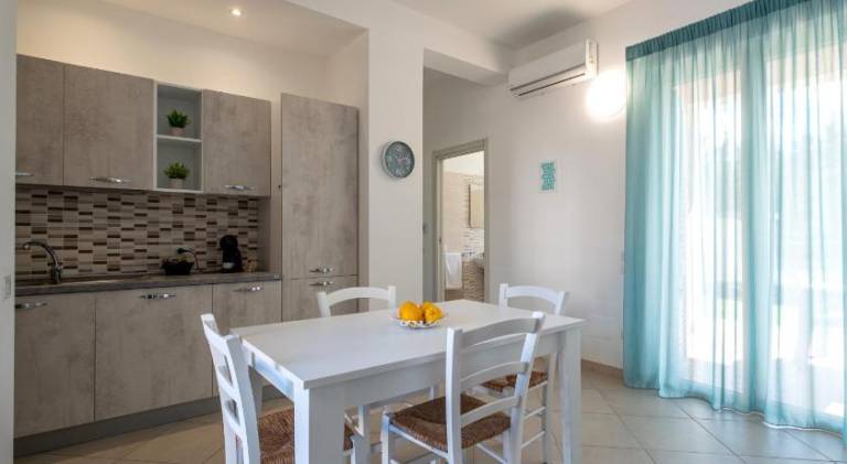 Serviced apartment with yard, terrace & pool — photo 5