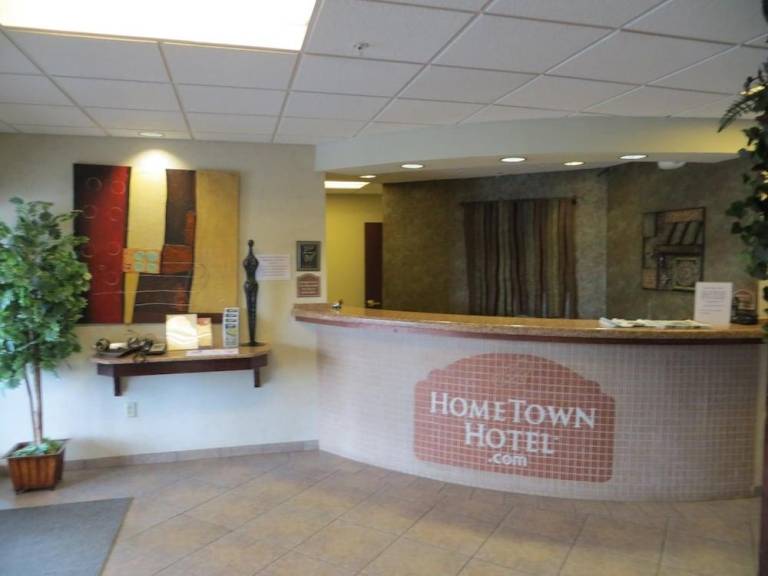 HomeTown Hotel Bryant — photo 5