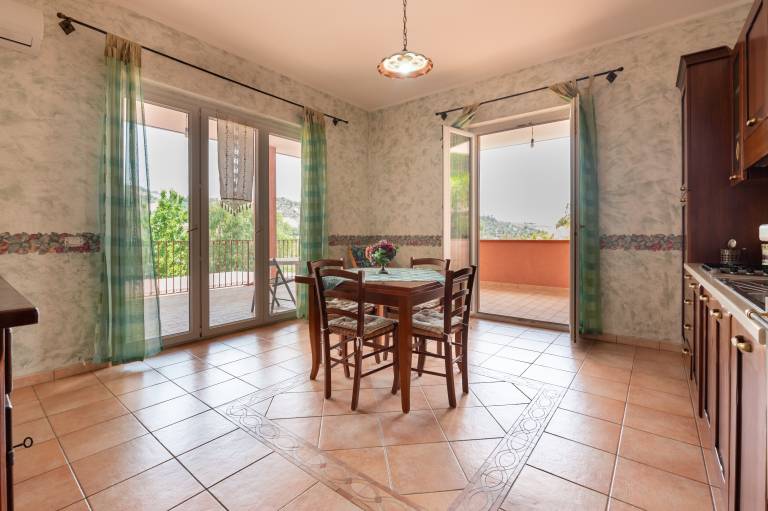 Villa with yard, barbecue & patio | Mountain view | Pets allowed — photo 4