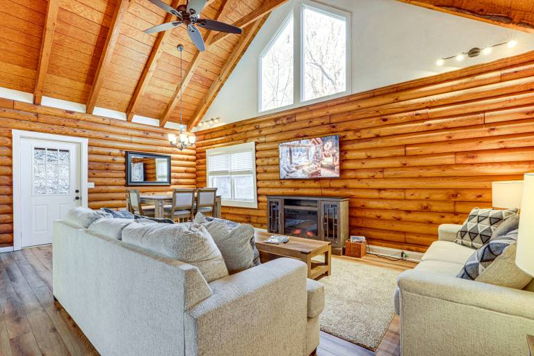 Pet-Friendly Gatlinburg Cabin w/ Hot Tub! — photo 3