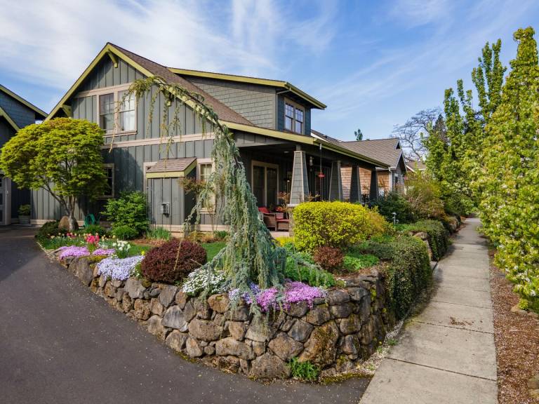 Family-oriented house with patio | Dogs allowed in Hood River, OR