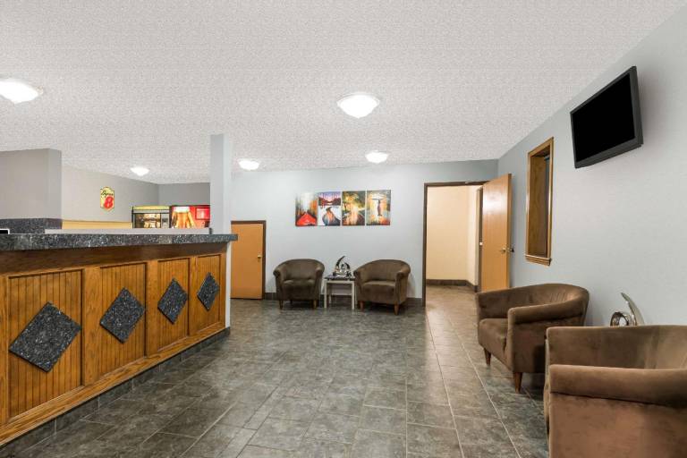 Super 8 By Wyndham Topeka/Wanamaker Rd/I-70 — photo 3