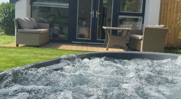 Chalet with hot tub — photo 4